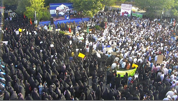 حضور کارگزاران حج وزیارت همراه با امت شهید پرور در راهپیمایی عفاف و حجاب در اصفهان